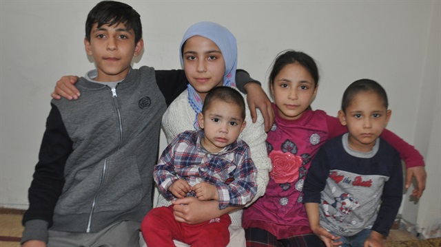 12 yaşındaki Reyhan kardeşlerine annelik yapıyor