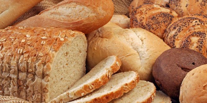 Mum Işığında Ders Çalışıyor