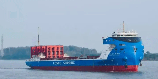 120 metre uzunluğunda! Dünyanın en büyük elektrikli konteyner gemisi hizmete girdi