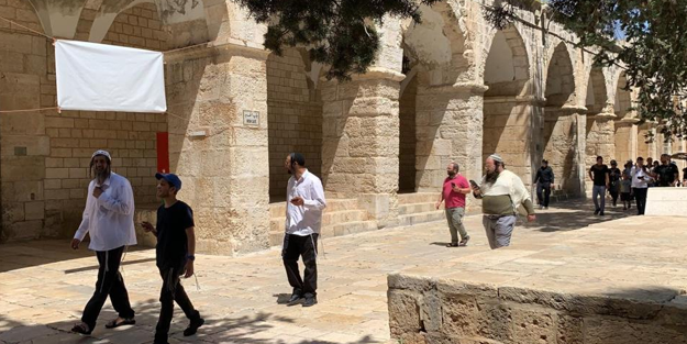 120 terörist, Mescid-i Aksa'yı bastı