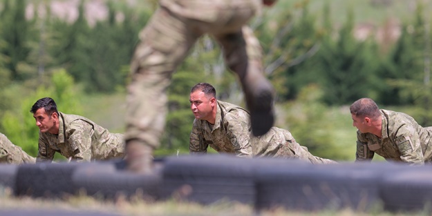 1200 metreden tam isabet... Düşmana göz açtırmıyorlar