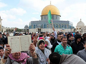 Kur’an’ı yere atan alçak İsrail askerine lânet yağdı