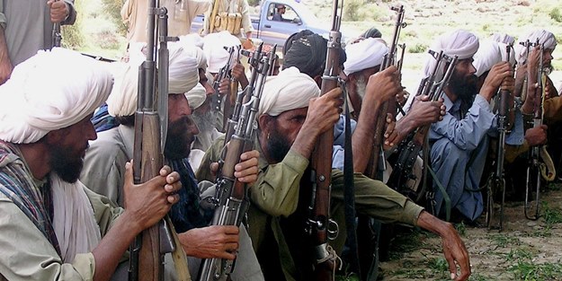 127 Asker silahlarıyla Taliban'a katıldı