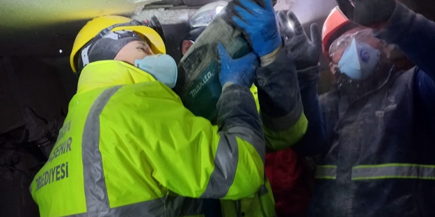 128 saat sonra enkazdan kurtarıldı