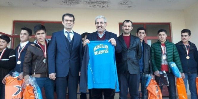 Başarılı güreşçiler ödüllendirdi