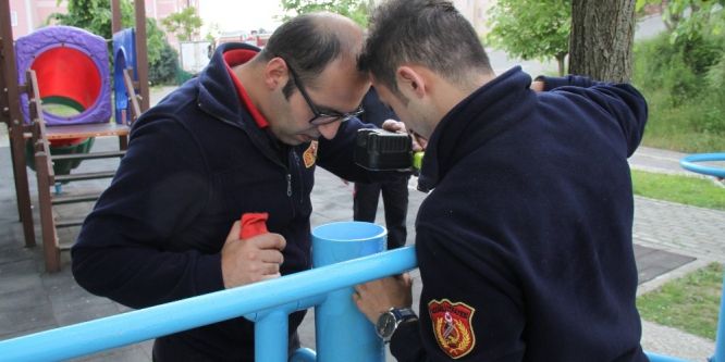 Spor aletine yuva yapan kuşlar itfaiyeyi harekete geçirdi