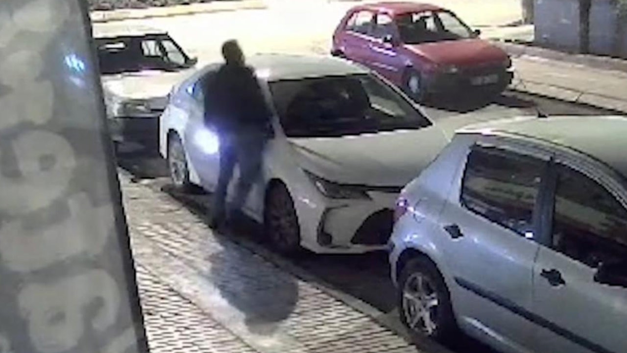 13 aracın aynalarını teker teker kırdı