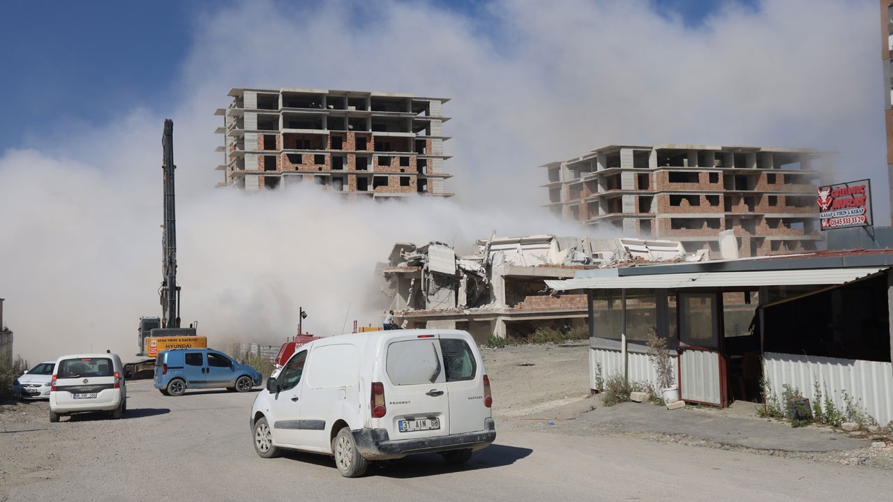 13 katlı binanın yıkımı deprem korkusunu yeniden yaşattı!
