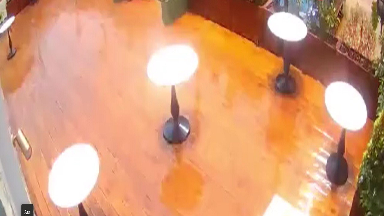 13 katlı binaya yıldırım düştü!