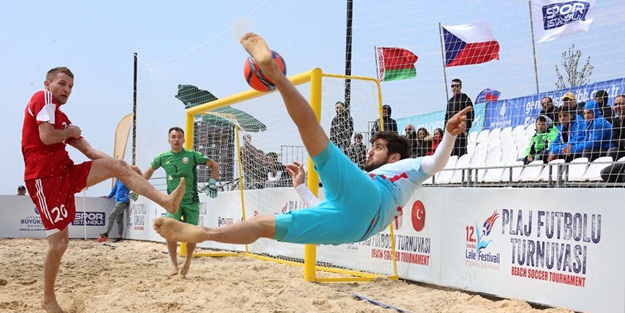 13. Lale Festivali'nde plaj futbolu heyecanı başladı