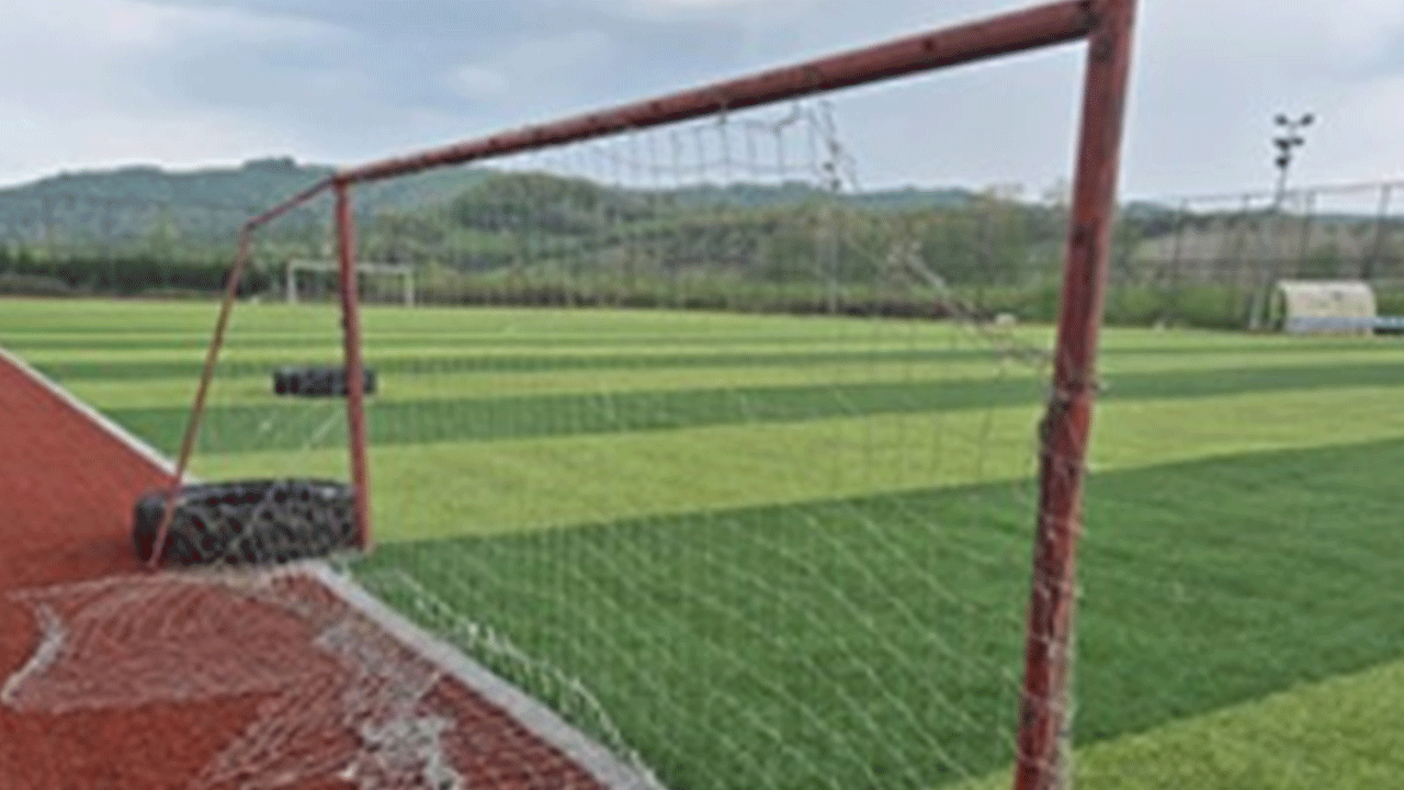 13 yaşındaki çocuğun kafasına kale direği düştü!