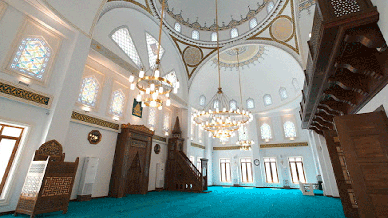 Hafıza çirkin saldırı! Hem de camide...