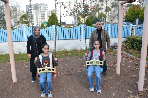 13 yaşındaki ikizler birer gün arayla ameliyata girdi!