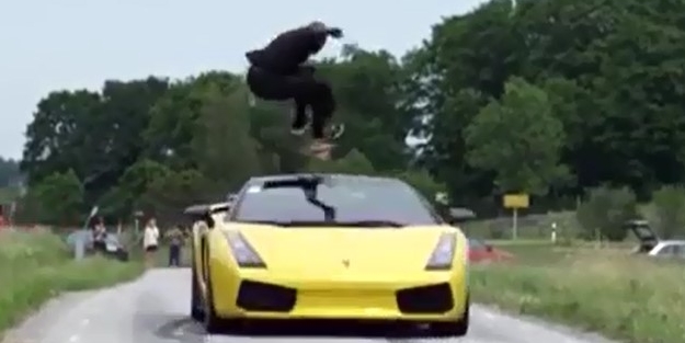 130 km giden aracın üzerinden atladı! (VİDEO)