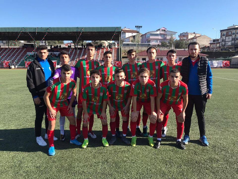 1308 Osmaneli Belediye Spor U16 futbol takımı şampiyon oldu 