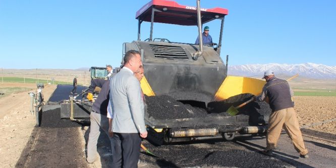 Niğde’de köy yollarına sıcak asfalt atılıyor
