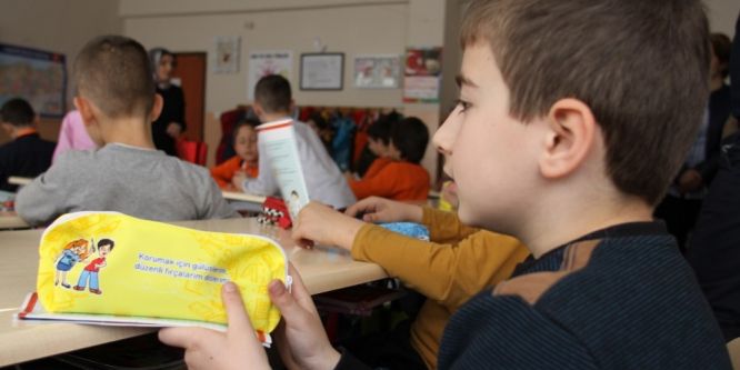 Öğrencilere diş sağlığı anlatıldı