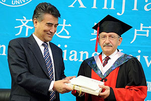 Çektiğimiz acıların bedeli olarak fahri doktora aldın