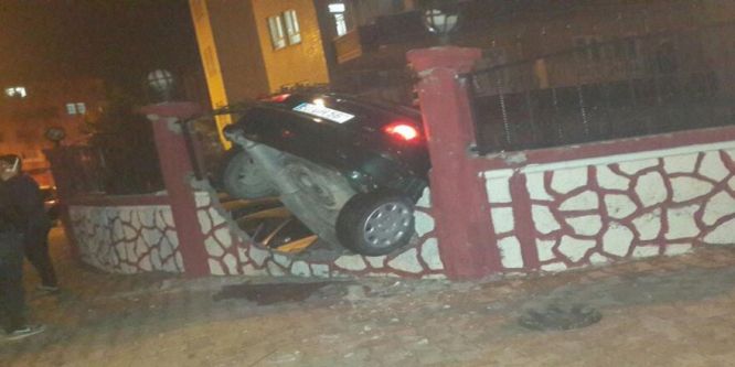 Otomobil duvara çarptı: 1 yaralı