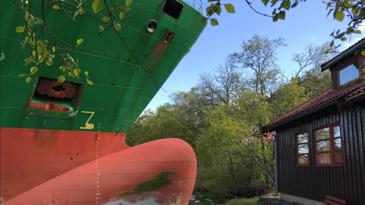 135 Metrelik Gemi Evin Bahçesine Girdi!