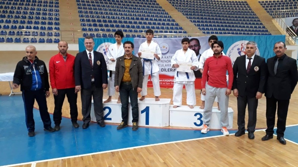 136 karateci madalya için ter döktü 