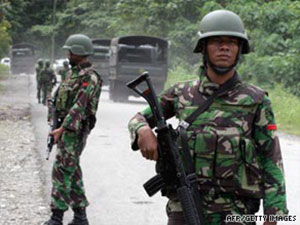 Askerler, polis karakollarına saldırdı