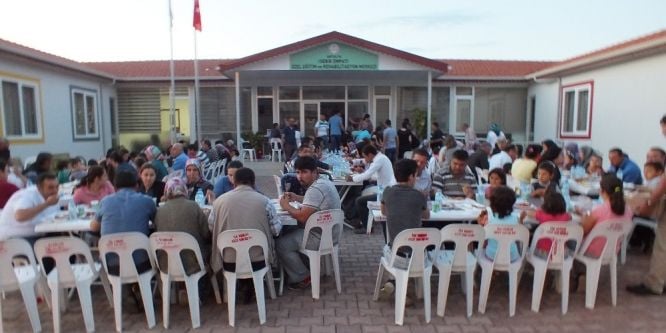 Engelliler ve aileleri iftar sofrasında buluştu