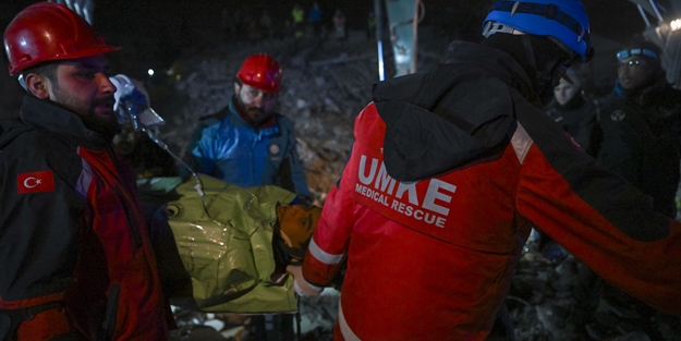 138. saatte enkaz altından kurtarıldılar!