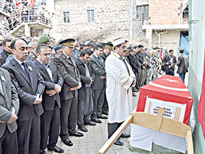 Birliğinde rahatsızlanarak ölen asker toprağa verildi