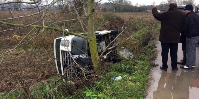 Sakarya’da öğrenci servis devrildi: 4 yaralı