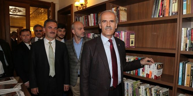 Deniz manzaralı kütüphane