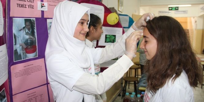 Öğrencilerden doğal yüz temizleyici