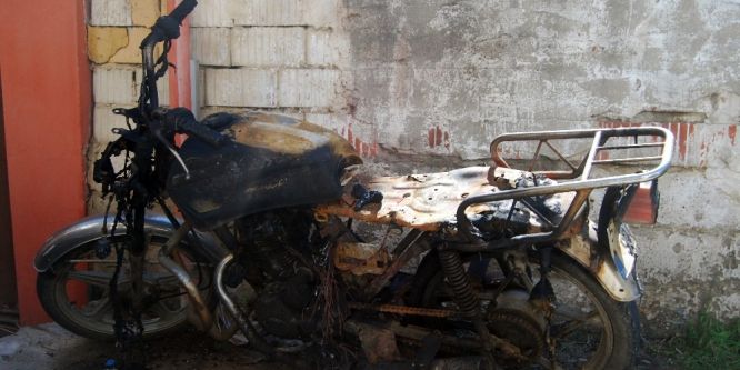 2 motosiklet gece yarısı kundaklandı