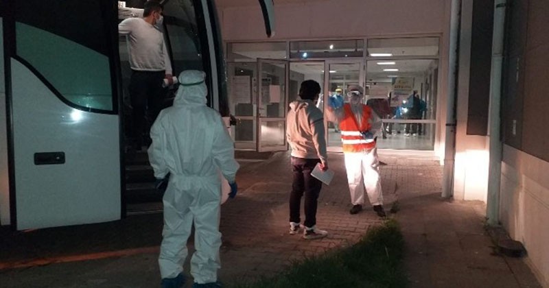 14 gün önce Yunanistan’daki karantina gemisinden getirilen 35 kişi taburcu edildi 