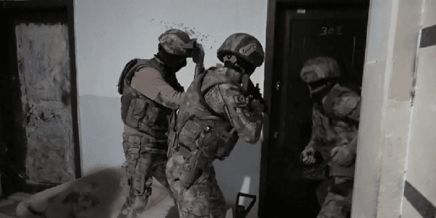 14 kişinin yakalandığı operasyonda silah ve uyuşturucu ele geçirildi
