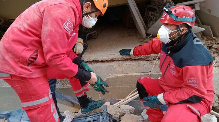 14 saat boyunca ölen torununun elini bırakmadı
