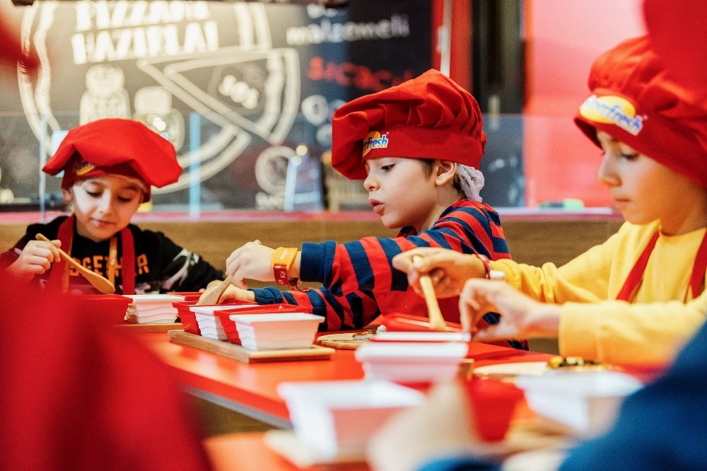 14 Şubat için kutlama ve hediye seçenekleri 