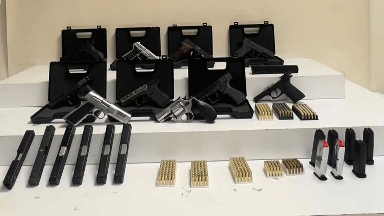 14 suç kaydıyla elini kolunu sallayarak geziyordu! Evinden cephanelik çıktı