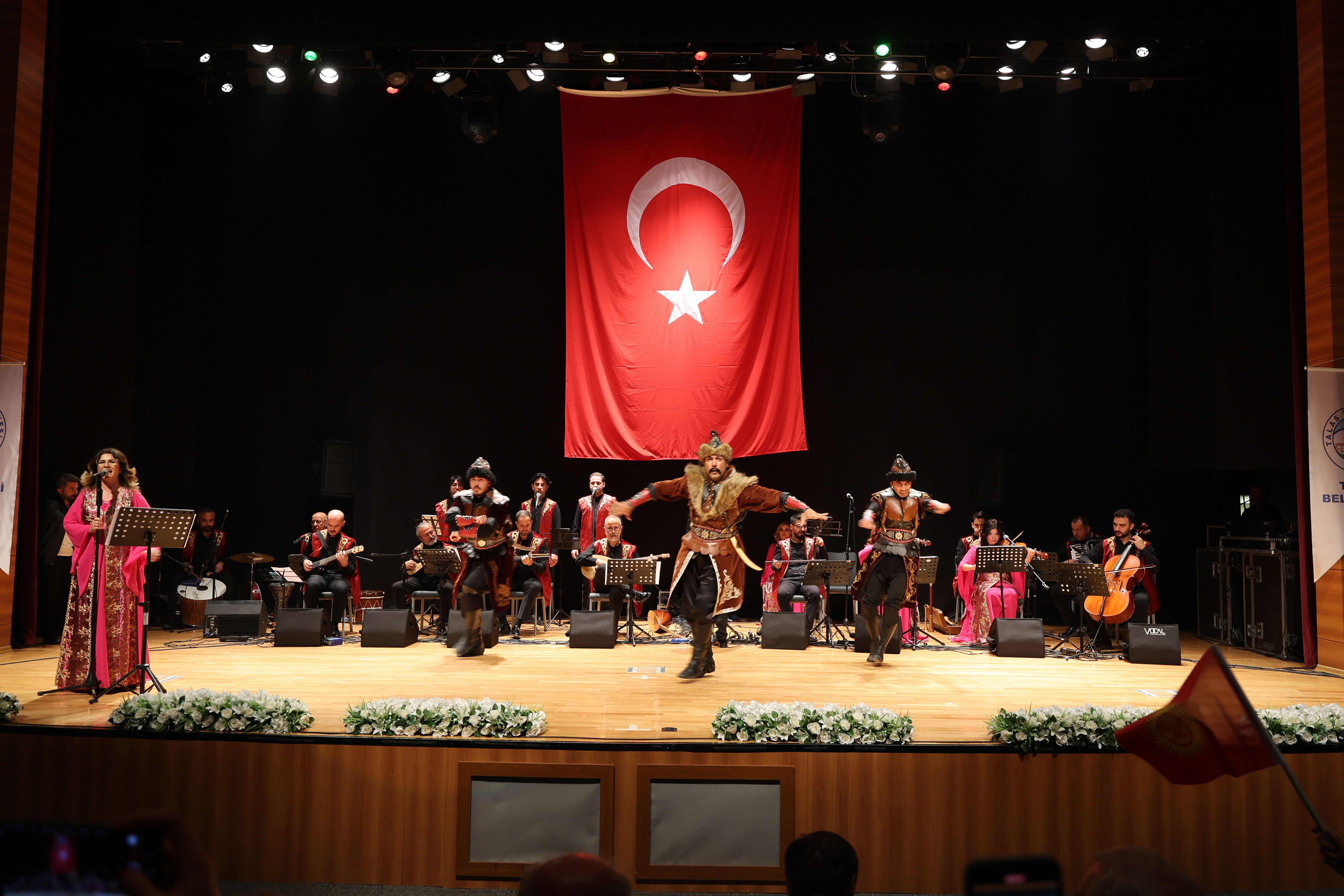 14 ülkeden 54 yazar ve şairin katıldığı buluşma konserle taçlandı