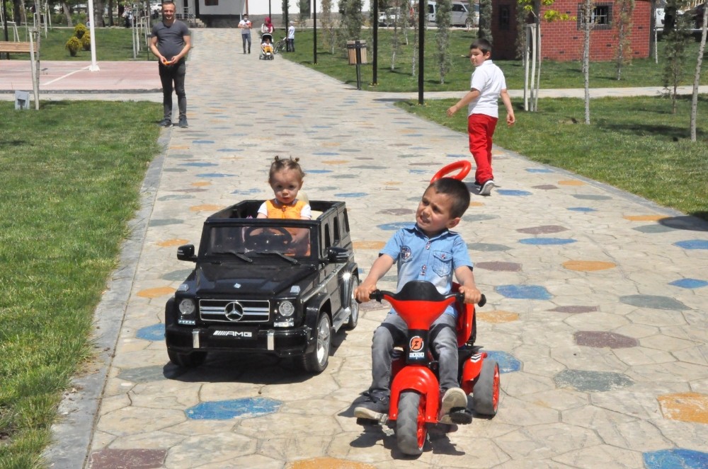 14 yaş altı çocuklar 40 gün sonra dışarıya çıktı 