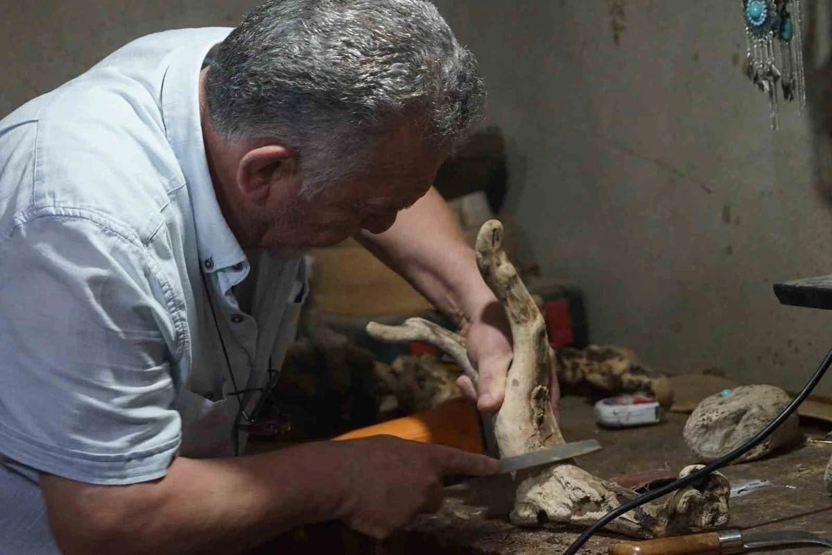 14 yaşında marangozhanede parmağını kaybetti, 64'ünde ağaç köklerini sanata dönüştürüyor