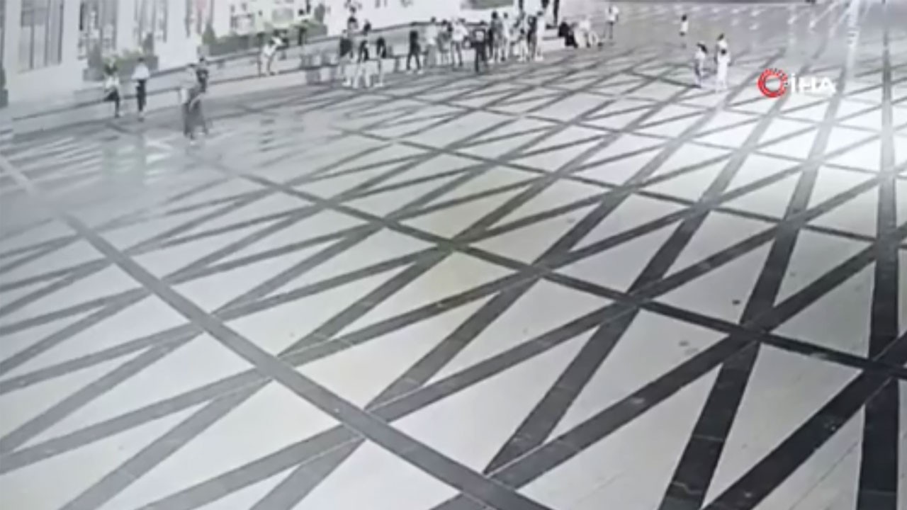 14 yaşındaki kızın 4 kişiyi bıçakladığı anlar kamerada