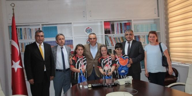 Kaymakam Şimşek, özel sporcuları kutladı