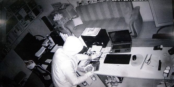 Hırsızlık anı güvenlik kamerasına böyle yansıdı