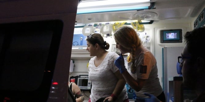 Tarihi binadan kopan parçalar restorandakilerin üzerine düştü: 4 yaralı