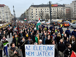 Yeni anayasayı protesto ettiler