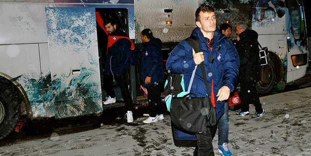 1461 Trabzon kafilesini taşıyan otobüs kara saplandı