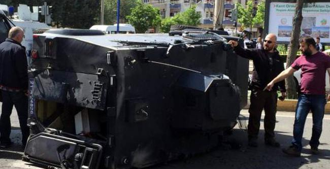 Zırhlı polis aracı kaza yaptı