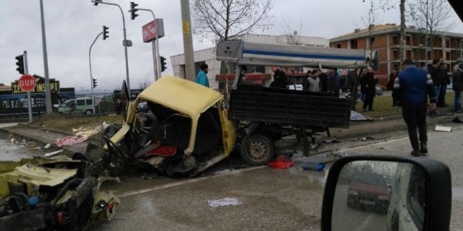 Kamyonet ikiye bölündü!