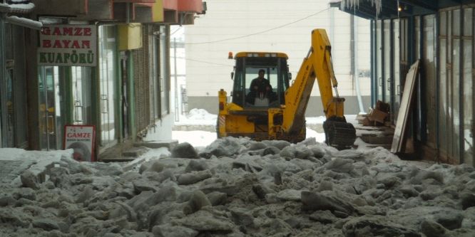 Özalp’ta karla mücadele çalışması yapılıyor